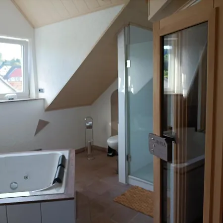 아파트 Schoene Mit Whirlpool Und Sauna